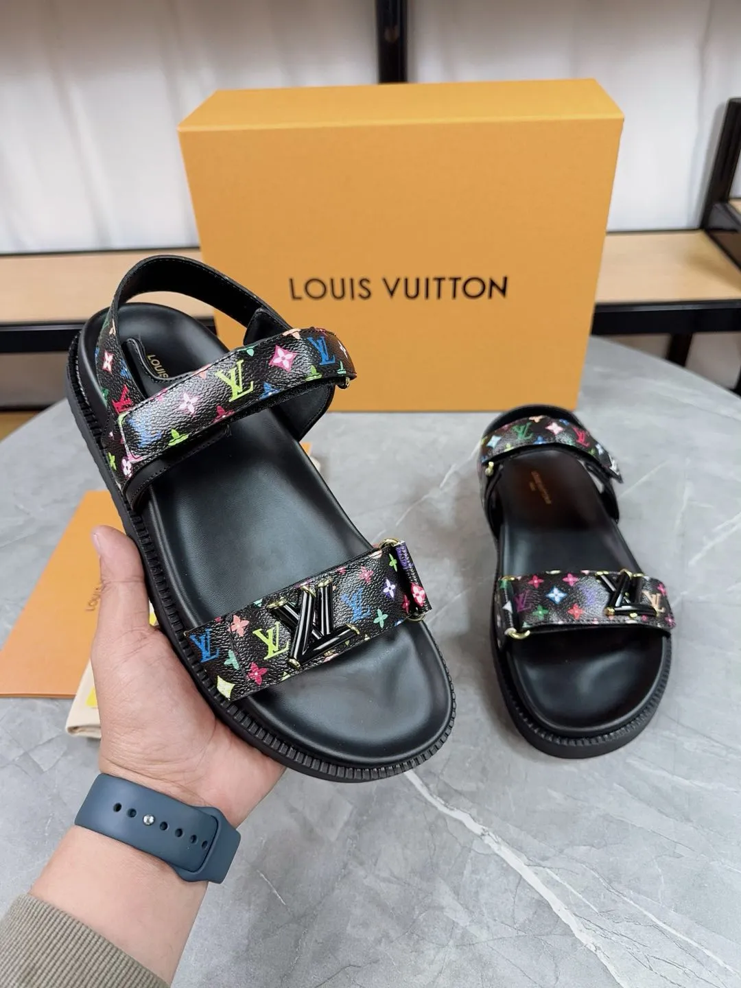 👟👟Ex-factory price 460👟👟 🌈LV | Louis Vuitton 🧡💚2025 spring and summer new style top version‼ ️The original version is the same. The counter focuses on the latest new beach shoes. Hard goods are new🆕 ❥Purchase level! Full of high-end feel! A popular model among bloggers at home and abroad, it’s retro and fashionable and looks amazing on your feet! Mainly recommended model on the official website★ ━━━━━ ЅᏇєєt ━━━━━ ▪️Upper: original customized leather ▪️Inner lining: cow lining ▪️Outsole: rubber PU combination high-end outsole ▪️Shoe size: 35-45 (35-45 customized